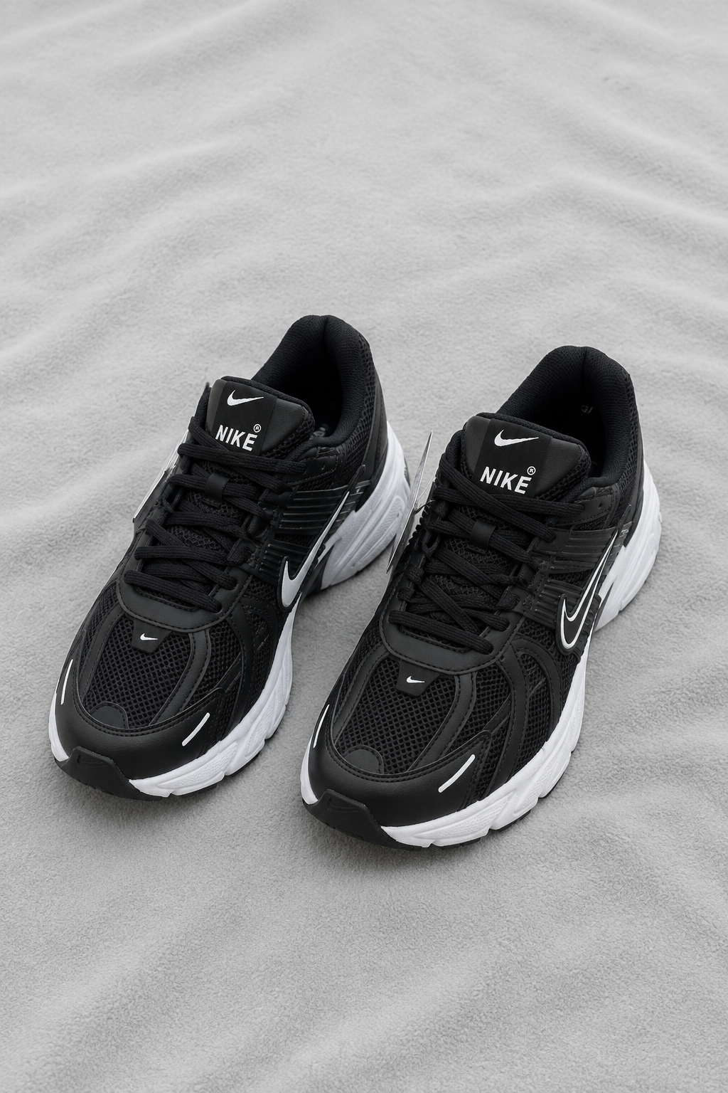 ۱. کتانی نایک V2K Run – ترکیبی از استایل کلاسیک و راحتی مدرن
